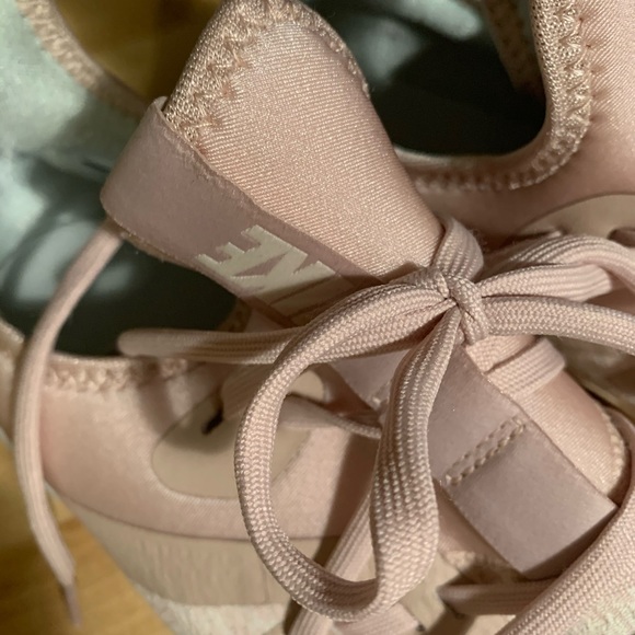 Women’s Nike shoes size 9 - Picture 4 of 7